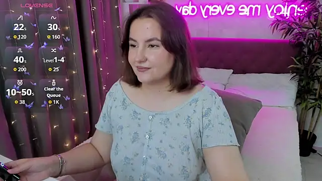 Snapshot of FeralPeach chatting on September 25, 3:56 am FeralPeach online show from September 25, 3:56 am
