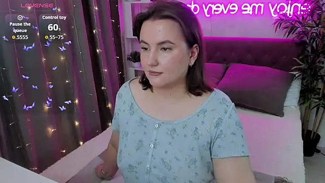 Snapshot of FeralPeach chatting on October 2, 3:43 am FeralPeach online show from October 2, 3:43 am
