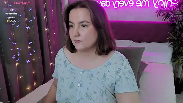 Snapshot of FeralPeach chatting on September 13, 6:13 am FeralPeach online show from September 13, 6:13 am