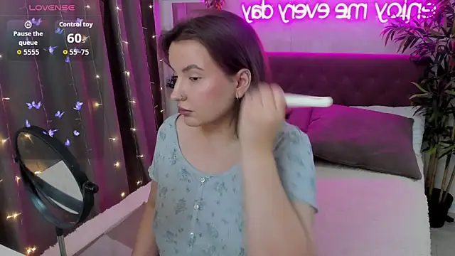 Snapshot of FeralPeach chatting on October 10, 5:08 am FeralPeach online show from October 10, 5:08 am