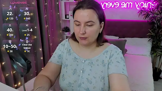 Snapshot of FeralPeach chatting on September 21, 3:44 am FeralPeach online show from September 21, 3:44 am