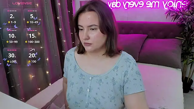 Snapshot of FeralPeach chatting on October 4, 3:52 am FeralPeach online show from October 4, 3:52 am
