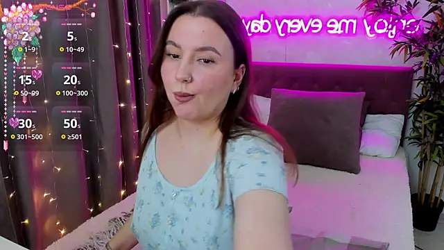 Snapshot of FeralPeach chatting on March 13, 6:48 am FeralPeach online show from March 13, 6:48 am