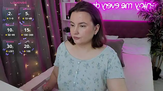 Snapshot of FeralPeach chatting on September 26, 3:46 am FeralPeach online show from September 26, 3:46 am