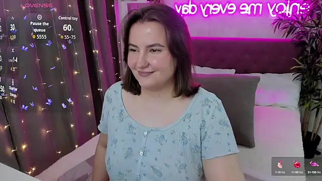 Snapshot of FeralPeach chatting on October 15, 5:39 am FeralPeach online show from October 15, 5:39 am