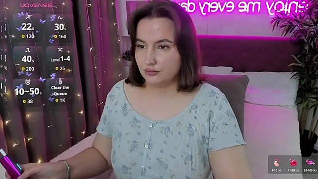 Snapshot of FeralPeach chatting on September 18, 4:04 am FeralPeach online show from September 18, 4:04 am