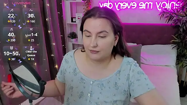Snapshot of FeralPeach chatting on October 19, 4:26 am FeralPeach online show from October 19, 4:26 am