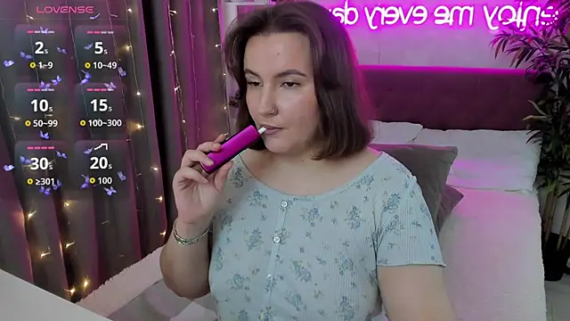Snapshot of FeralPeach chatting on September 10, 6:45 am FeralPeach online show from September 10, 6:45 am