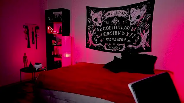 Magic Allie online show from April 6, 8:10 pm