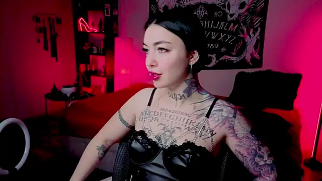 Snapshot of Magic_Allie chatting on May 29, 8:15 pm Magic Allie online show from May 29, 8:15 pm