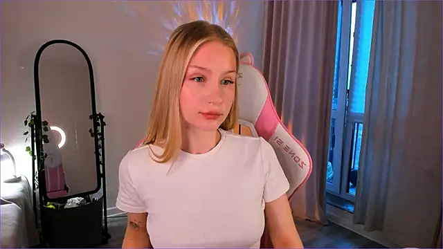 Eva Davi online show from March 9, 3:15 pm