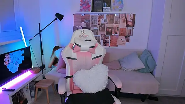 Mia Madden online show from March 29, 3:08 am