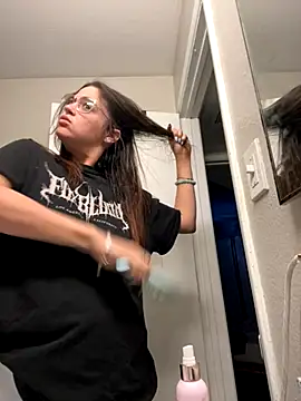 Snapshot of SafeinouterSpace chatting on November 11, 7:36 am SafeinouterSpace online show from November 11, 7:36 am