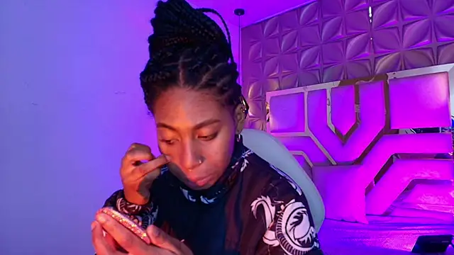 Queen perla  online show from May 4, 12:19 pm