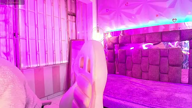 Queen perla  online show from May 8, 12:20 pm
