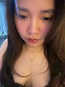 Snapshot of Hotellinh12 chatting on January 9, 12:01 pm Hotellinh12 online show from January 9, 12:01 pm