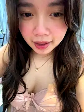 Snapshot of Hotellinh12 chatting on December 18, 5:12 am Hotellinh12 online show from December 18, 5:12 am