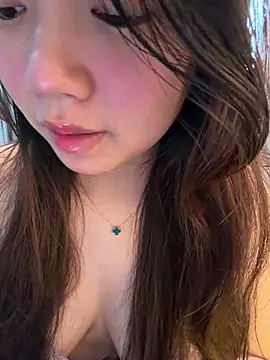 Snapshot of Hotellinh12 chatting on May 19, 3:46 am Hotellinh12 online show from May 19, 3:46 am