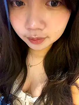 Snapshot of Hotellinh12 chatting on October 6, 4:52 pm Hotellinh12 online show from October 6, 4:52 pm