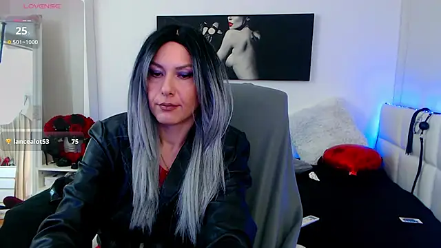 Snapshot of EvelynQueenn chatting on February 17, 3:25 am EvelynQueenn online show from February 17, 3:25 am