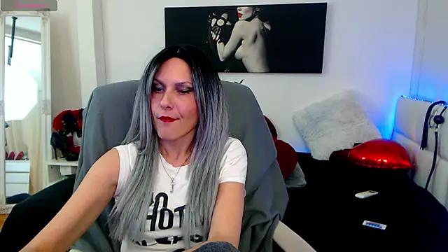 Snapshot of EvelynQueenn chatting on February 20, 1:19 pm EvelynQueenn online show from February 20, 1:19 pm