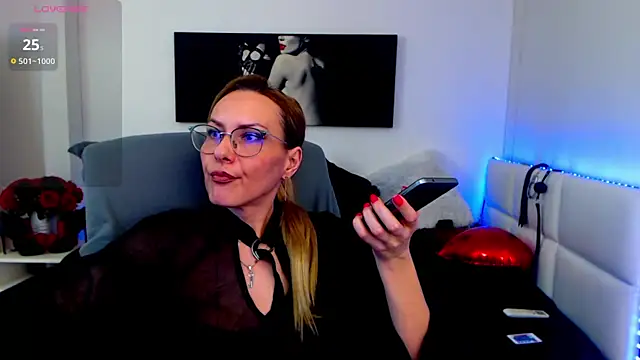 Snapshot of EvelynQueenn chatting on February 28, 9:36 am EvelynQueenn online show from February 28, 9:36 am