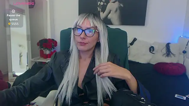 Snapshot of EvelynQueenn chatting on October 7, 5:30 am EvelynQueenn online show from October 7, 5:30 am