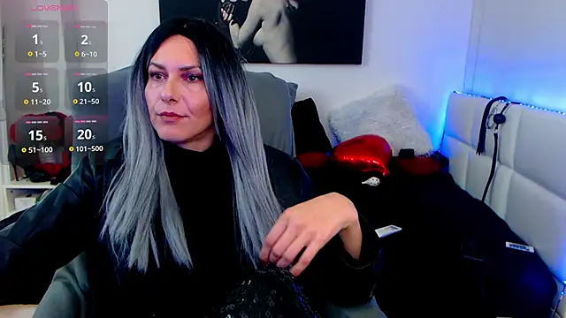 Snapshot of EvelynQueenn chatting on February 15, 9:49 am EvelynQueenn online show from February 15, 9:49 am