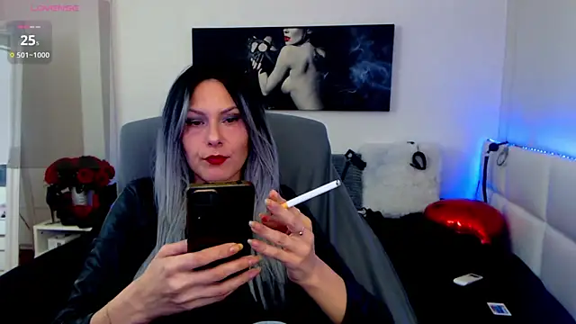 Snapshot of EvelynQueenn chatting on March 17, 5:01 am EvelynQueenn online show from March 17, 5:01 am