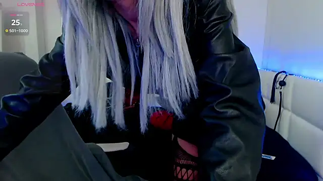 Snapshot of EvelynQueenn chatting on February 18, 7:10 am EvelynQueenn online show from February 18, 7:10 am