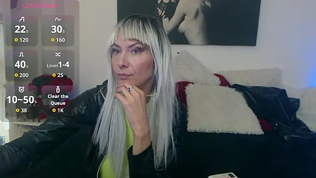 Snapshot of EvelynQueenn chatting on October 16, 8:11 am EvelynQueenn online show from October 16, 8:11 am