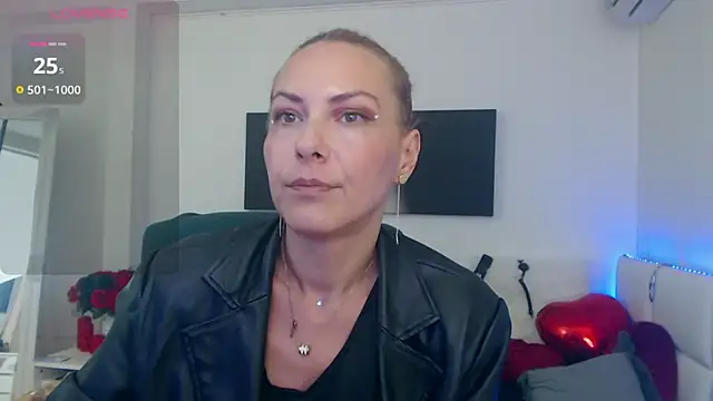 Snapshot of EvelynQueenn chatting on September 13, 4:12 am EvelynQueenn online show from September 13, 4:12 am