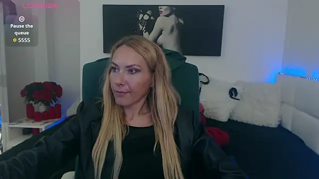 Snapshot of EvelynQueenn chatting on October 2, 9:23 am EvelynQueenn online show from October 2, 9:23 am