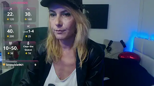 Snapshot of EvelynQueenn chatting on September 28, 8:05 pm EvelynQueenn online show from September 28, 8:05 pm