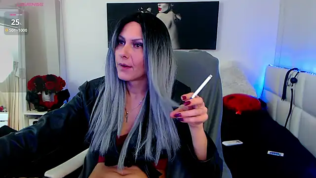 Snapshot of EvelynQueenn chatting on February 18, 4:04 am EvelynQueenn online show from February 18, 4:04 am