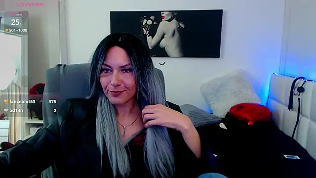 Snapshot of EvelynQueenn chatting on February 17, 6:31 am EvelynQueenn online show from February 17, 6:31 am