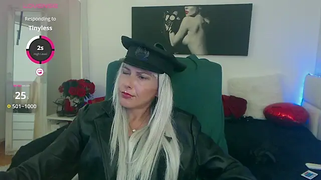 Snapshot of EvelynQueenn chatting on September 11, 6:02 am EvelynQueenn online show from September 11, 6:02 am