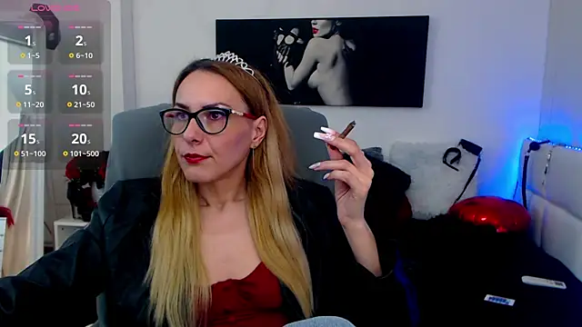Snapshot of EvelynQueenn chatting on March 22, 9:34 am EvelynQueenn online show from March 22, 9:34 am