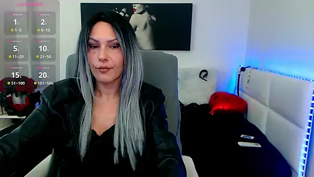 Snapshot of EvelynQueenn chatting on March 18, 5:23 am EvelynQueenn online show from March 18, 5:23 am