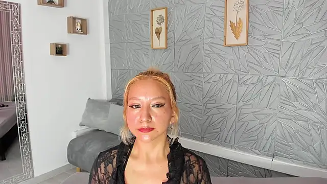 agatadelphine online show from April 18, 1:13 pm