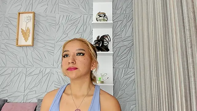 Snapshot of agatadelphine chatting on October 23, 1:10 pm agatadelphine online show from October 23, 1:10 pm