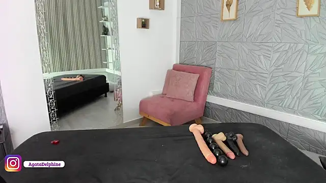 agatadelphine online show from February 13, 1:22 pm