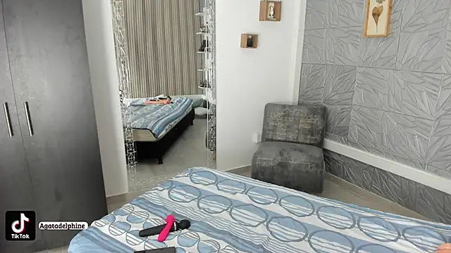 agatadelphine online show from February 16, 1:32 pm