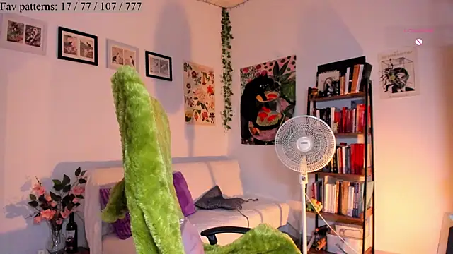 Snapshot of Conlosmichis chatting on October 21, 11:15 pm Conlosmichis online show from October 21, 11:15 pm