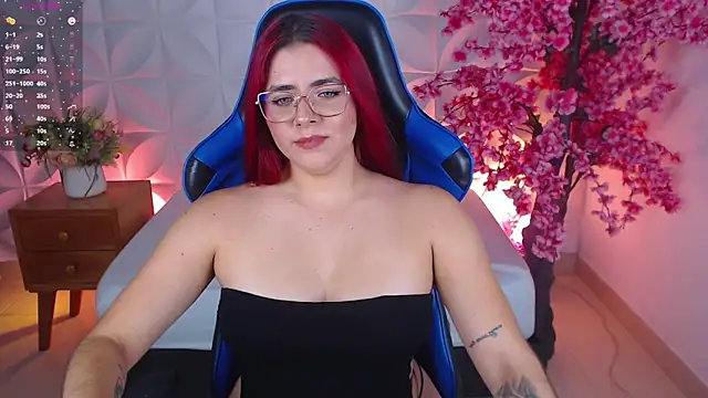 lizowenn  online show from January 6, 7:07 pm