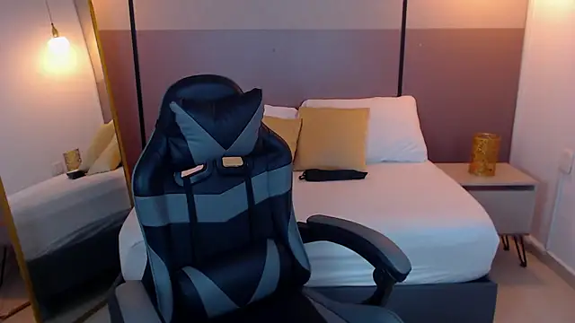 lizowenn  online show from March 17, 12:30 pm