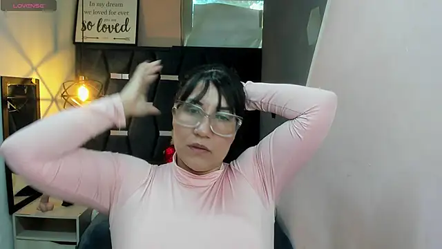 Snapshot of GiaFox_ chatting on October 5, 1:24 pm GiaFox online show from October 5, 1:24 pm
