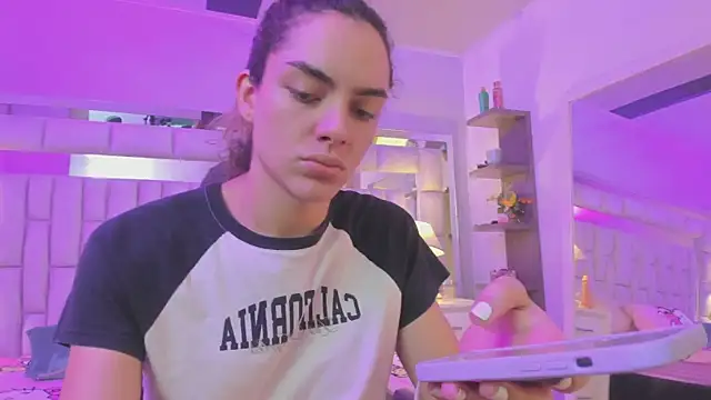 mariiahneedles online show from March 28, 1:39 am