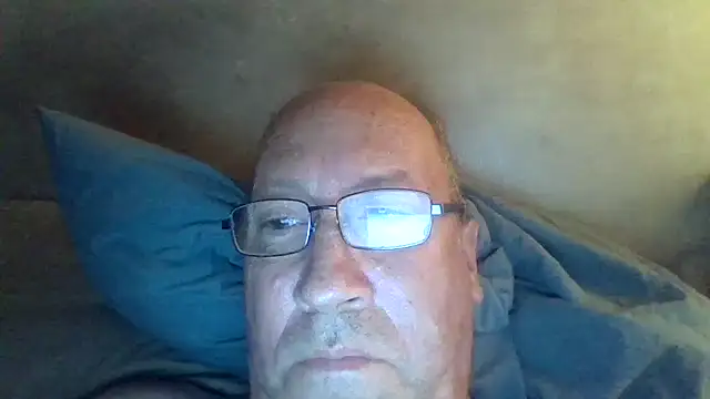 Snapshot of hornyrich69 chatting on December 17, 7:24 am hornyrich69 online show from December 17, 7:24 am