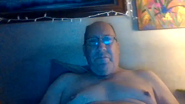 Snapshot of hornyrich69 chatting on December 18, 7:46 am hornyrich69 online show from December 18, 7:46 am